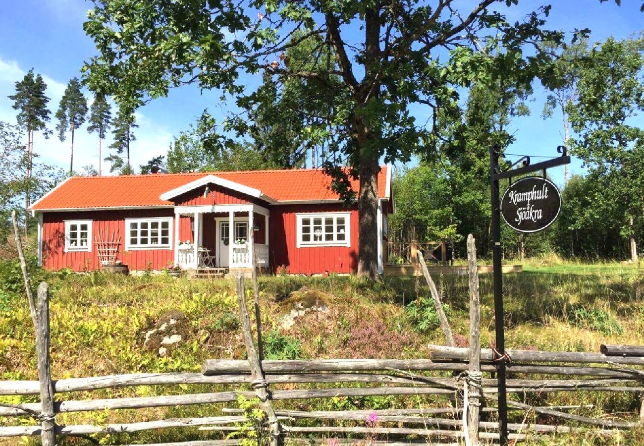 Stuga i Lammhult - stuga med internet och sauna och båt vid sjön Stråken i Småland