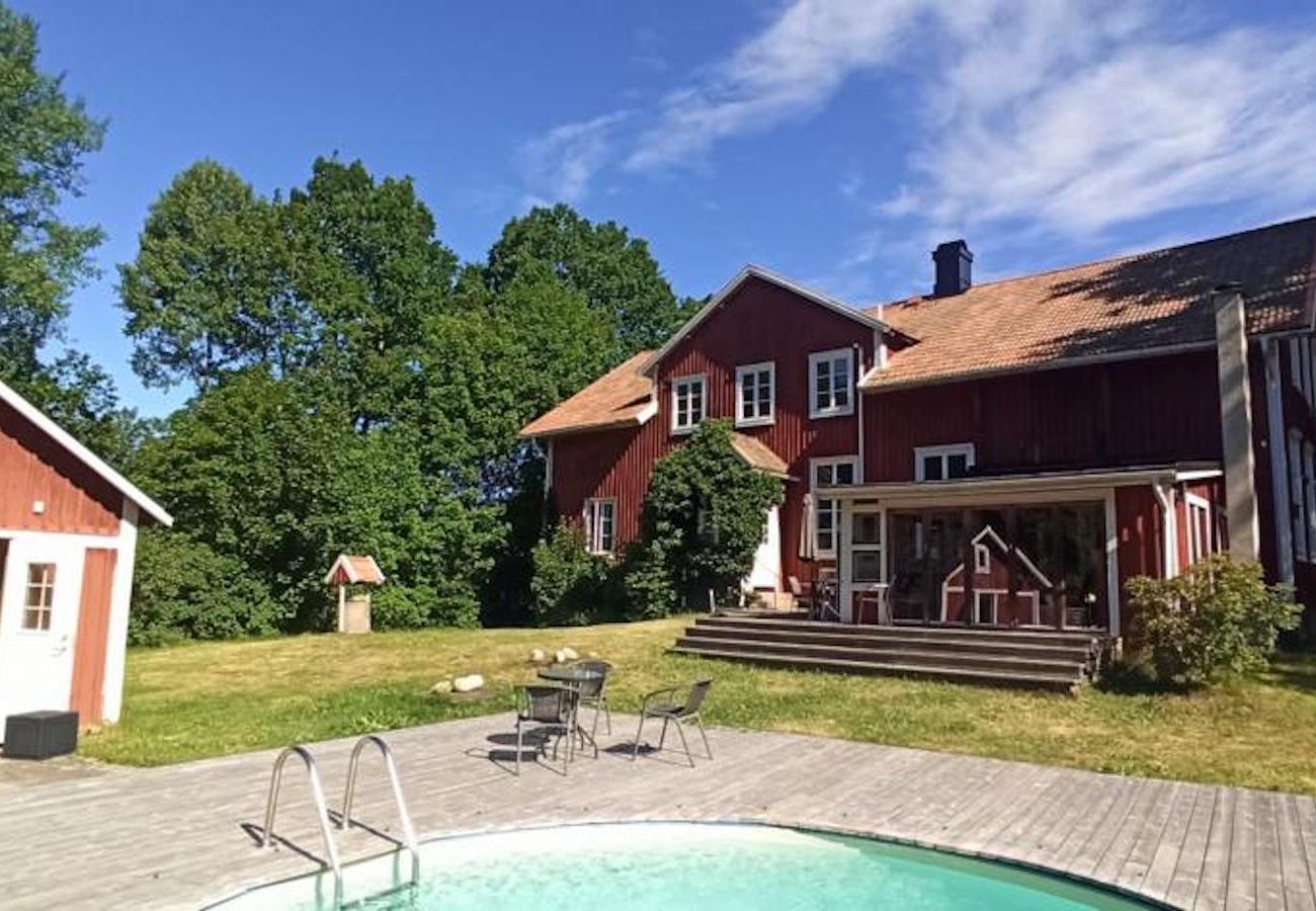 Stuga i Ryd - Stort, rymligt fritidshus i avskilt läge med vinterträdgård - bubbelpool - pool