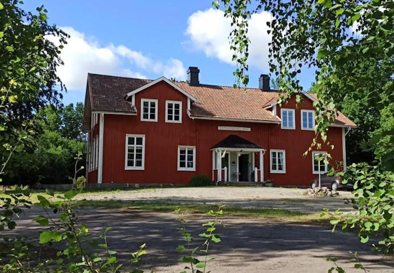 Stuga i Ryd - Stort, rymligt fritidshus i avskilt läge med vinterträdgård - bubbelpool - pool
