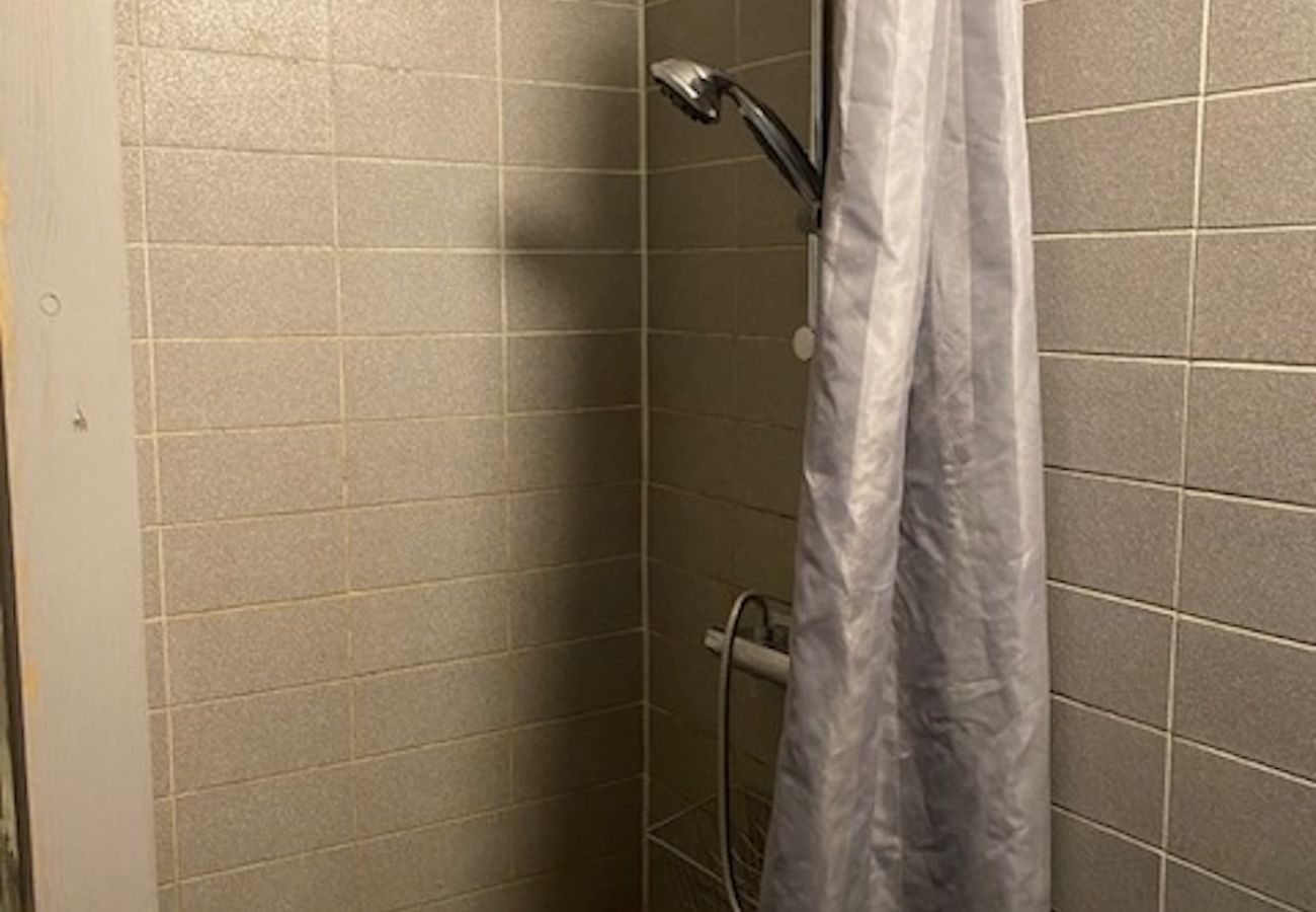 Stuga i Ryd - Stort, rymligt fritidshus i avskilt läge med vinterträdgård - badtunna - pool