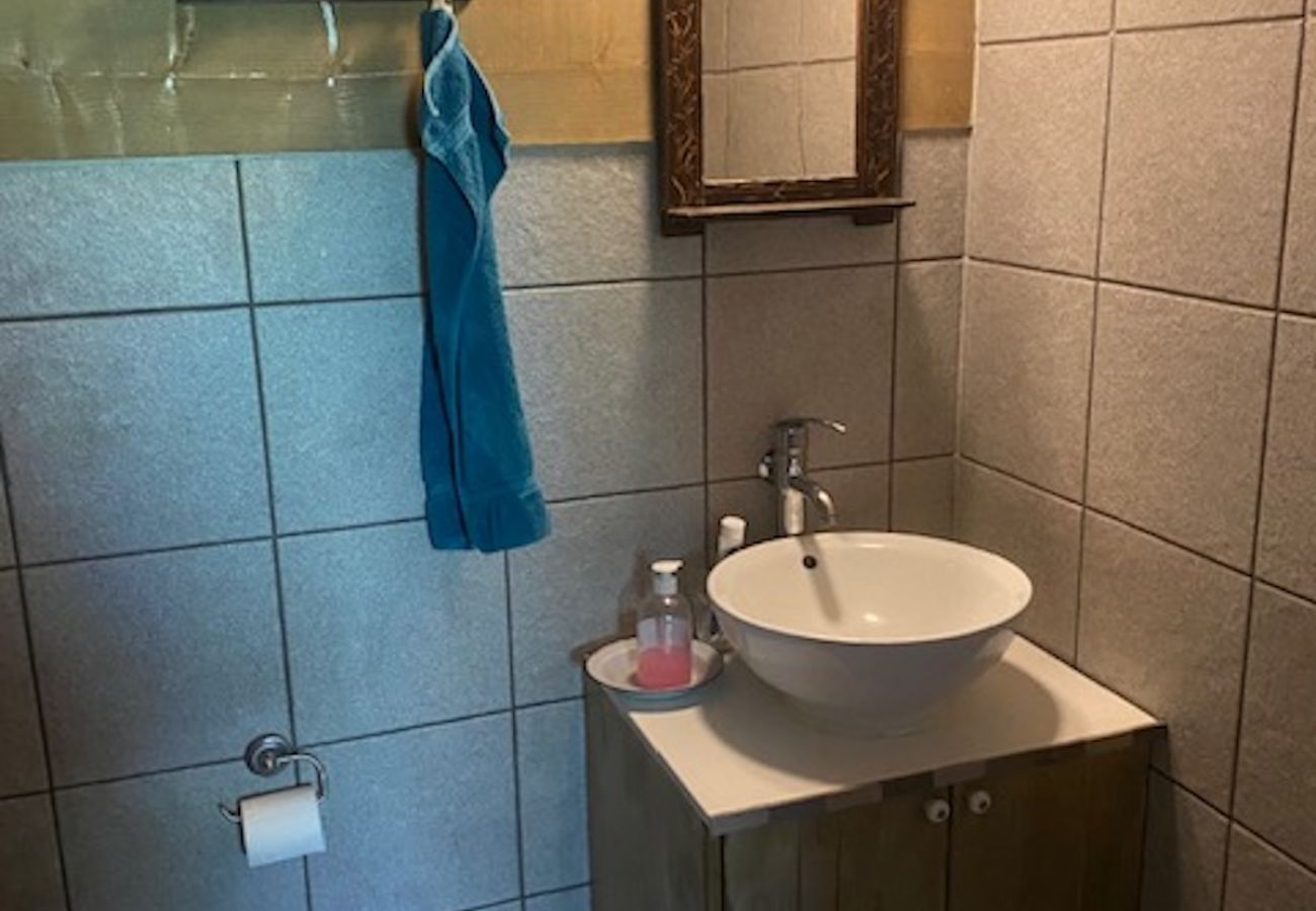 Stuga i Ryd - Stort, rymligt fritidshus i avskilt läge med vinterträdgård - badtunna - pool