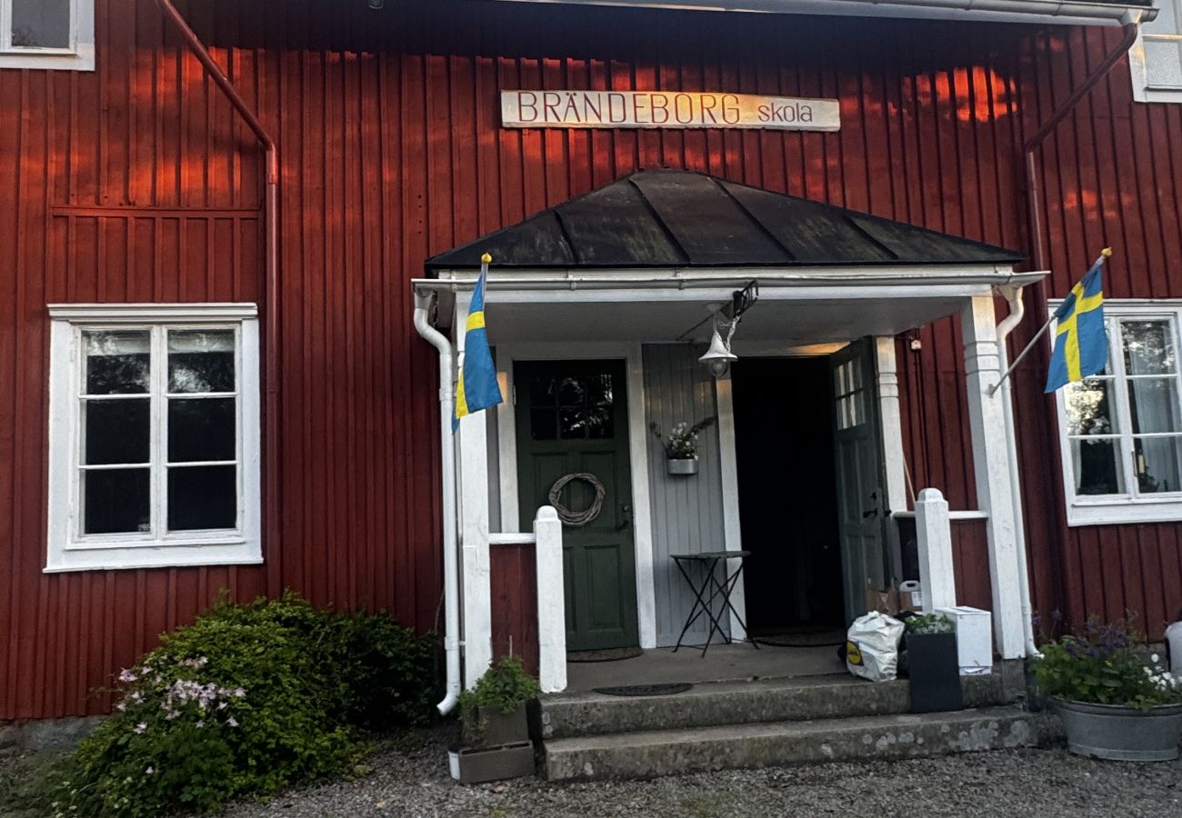 Stuga i Ryd - Stort, rymligt fritidshus i avskilt läge med vinterträdgård - badtunna - pool