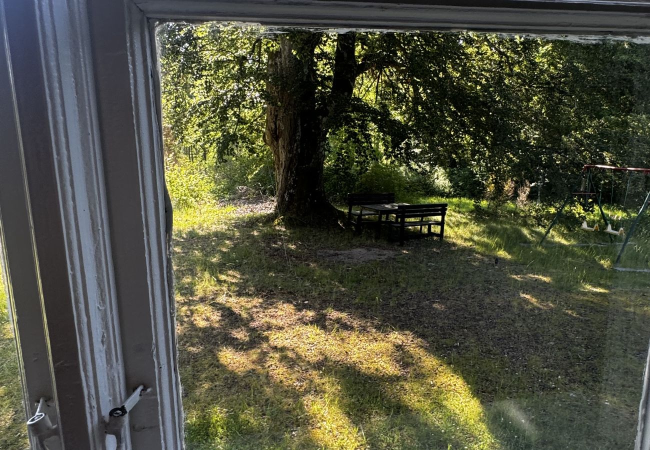 Stuga i Ryd - Stort, rymligt fritidshus i avskilt läge med vinterträdgård - badtunna - pool
