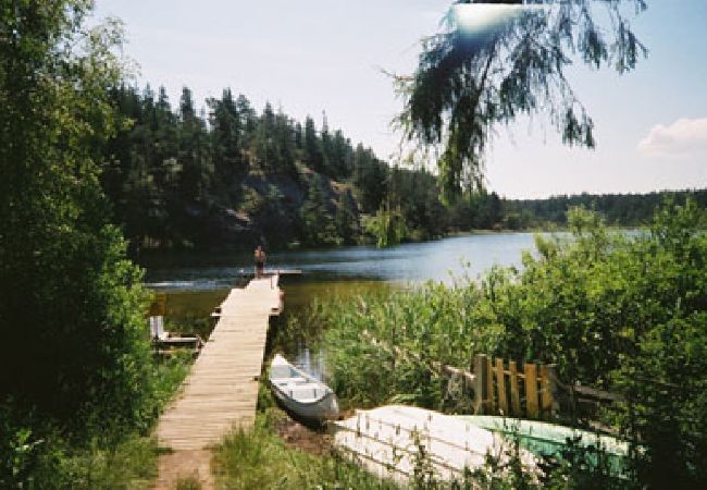 Stuga i Stånga - Semesterhus med egen liten sjö på sommarön Gotland