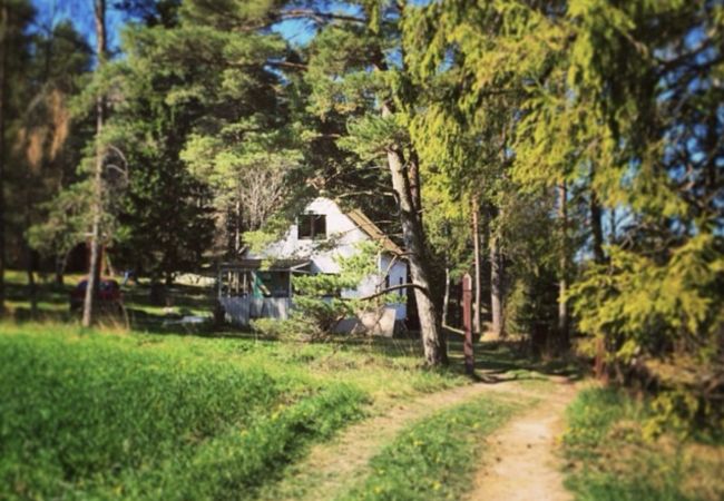 Stuga i Stånga - Semesterhus med egen liten sjö på sommarön Gotland