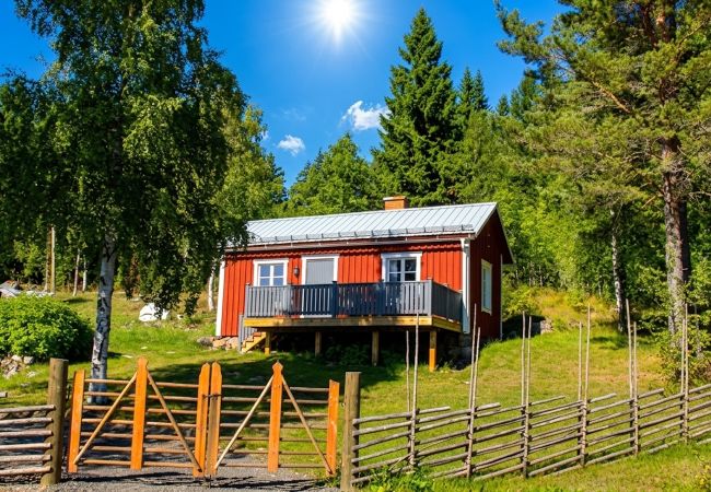 Stuga i Ullånger - Stuga vid sjön Viksättsjön i världsarvet Höga Kusten