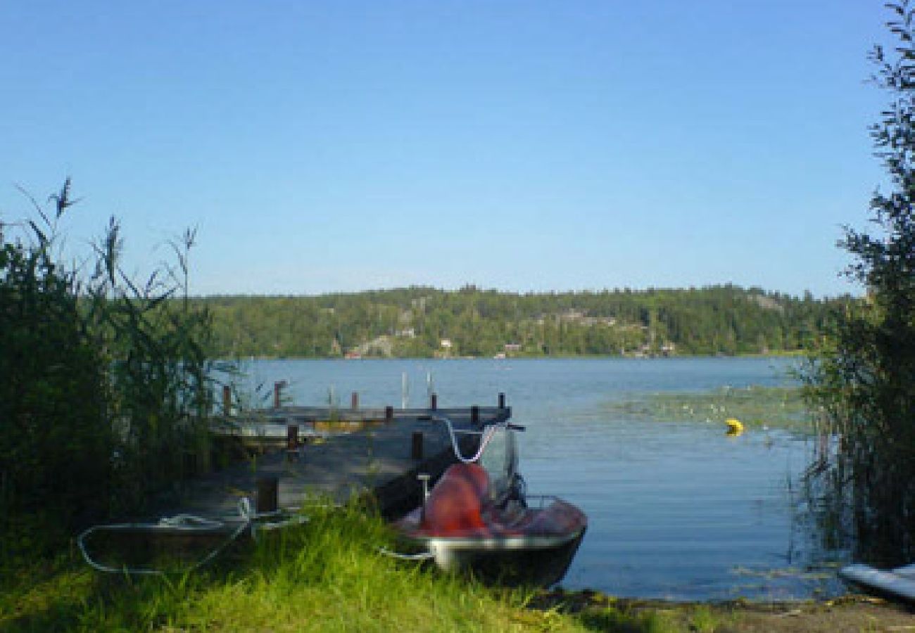 Stuga i Mölnbo - Hästgård med sjöutsikt