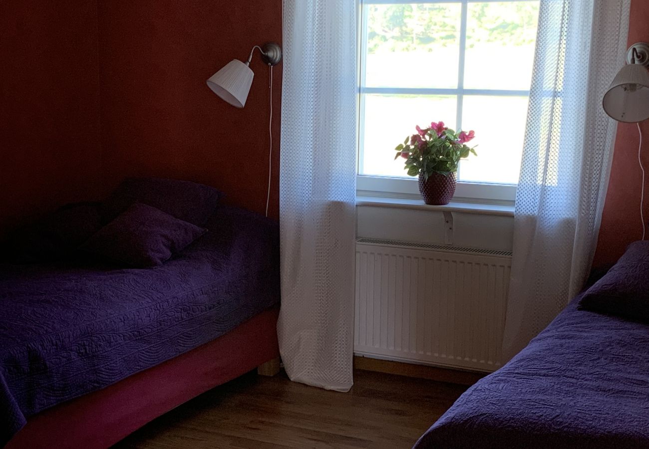 Stuga i Mölnbo - Mysigt fritidshus med sjöutsikt på hästgård nära Stockholm