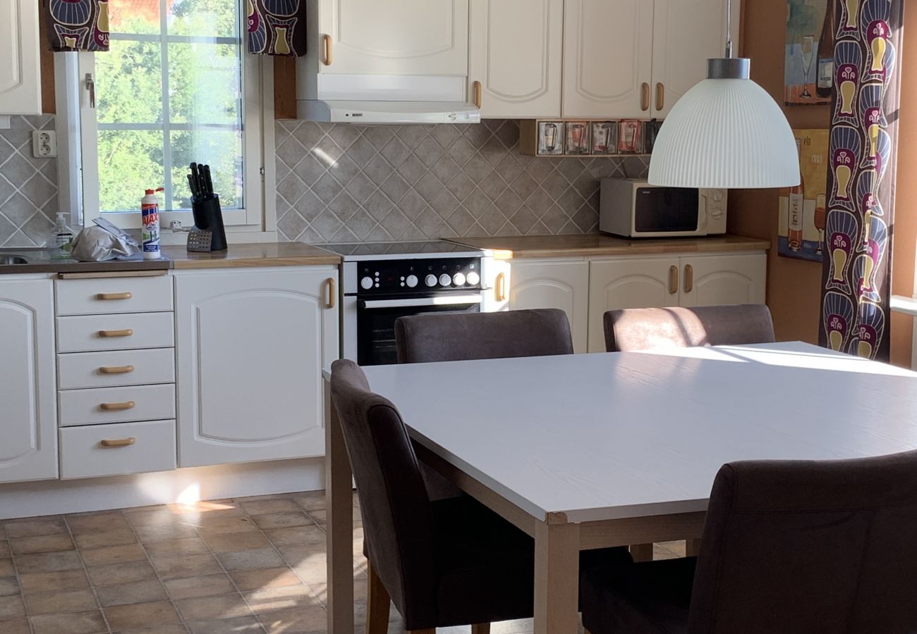 Stuga i Mölnbo - Mysigt fritidshus med sjöutsikt på hästgård nära Stockholm
