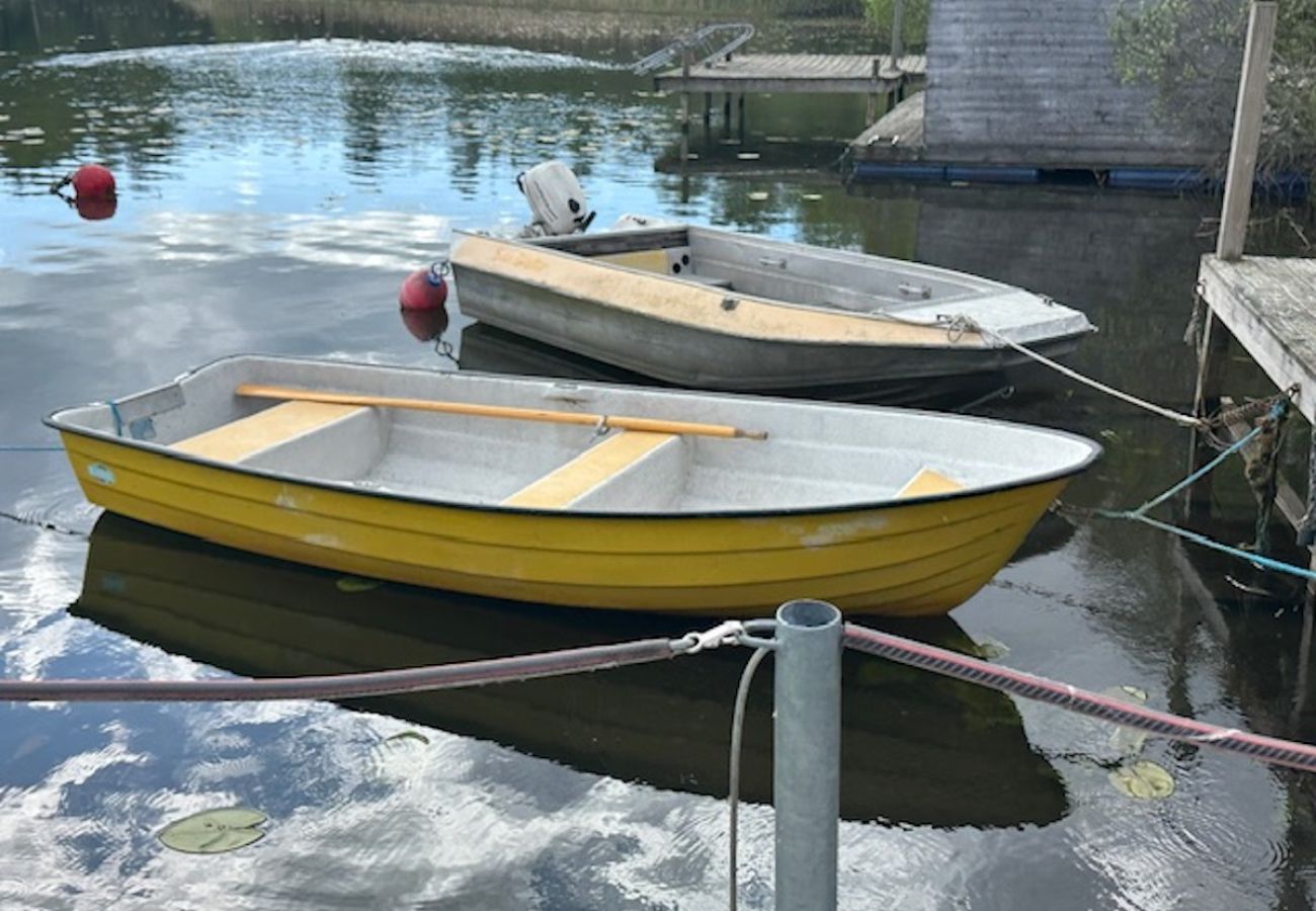 Stuga i Mölnbo - Mysigt fritidshus med sjöutsikt på hästgård nära Stockholm