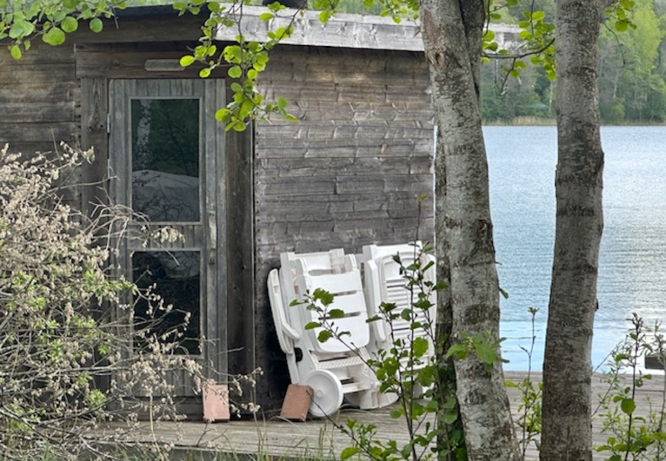 Stuga i Mölnbo - Mysigt fritidshus med sjöutsikt på hästgård nära Stockholm