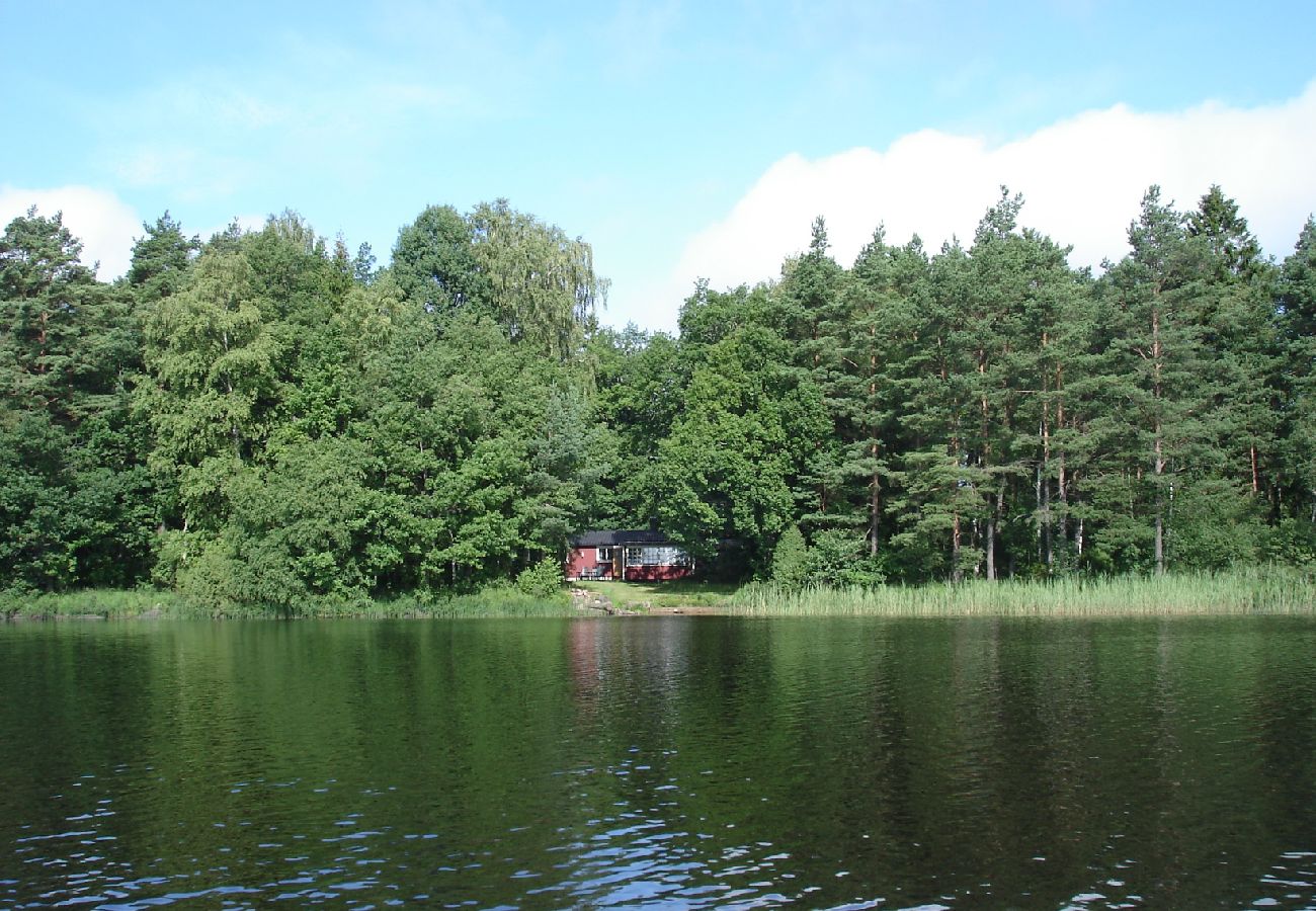 Stuga i Markaryd - Fin stuga precis vid Lokasjön med egen båt