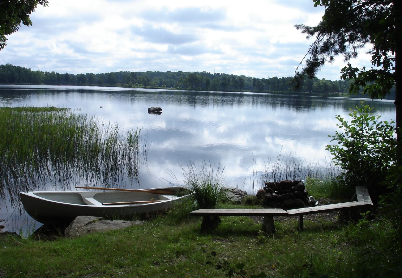 Stuga i Markaryd - Fin stuga precis vid Lokasjön med egen båt