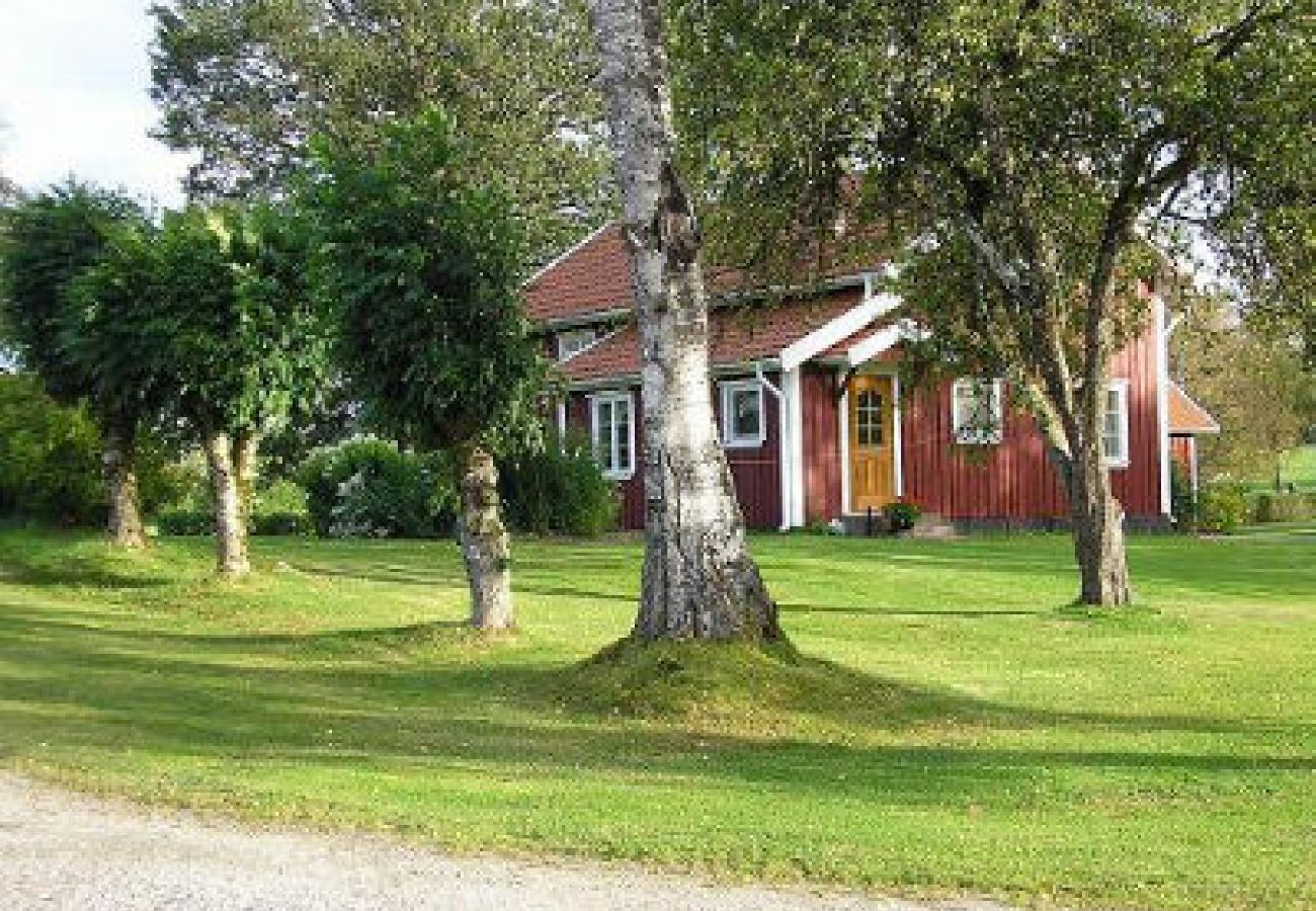 Stuga i Ulricehamn - Mysigt stuga vid sjön mellan Ulricehamn och Jönköping