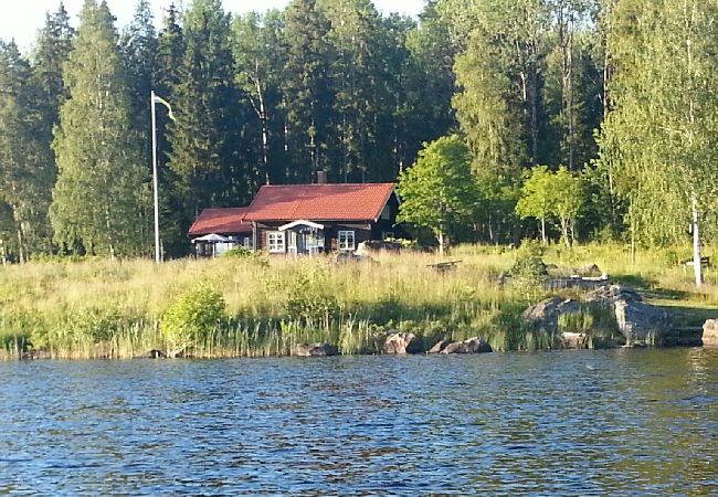 Stuga i Skinnskatteberg - Stuga precis vid sjön i Bergslagen med bastu och båt