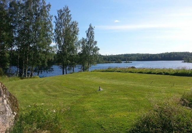 Stuga i Skinnskatteberg - Stuga precis vid sjön i Bergslagen med bastu och båt