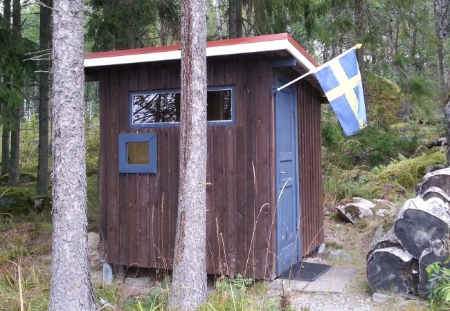 Stuga i Skinnskatteberg - Stuga precis vid sjön i Bergslagen med bastu och båt