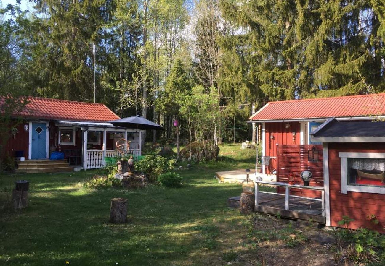 Stuga i Edsbro - Semester i Uppland mellan badsjöar och Östersjökusten