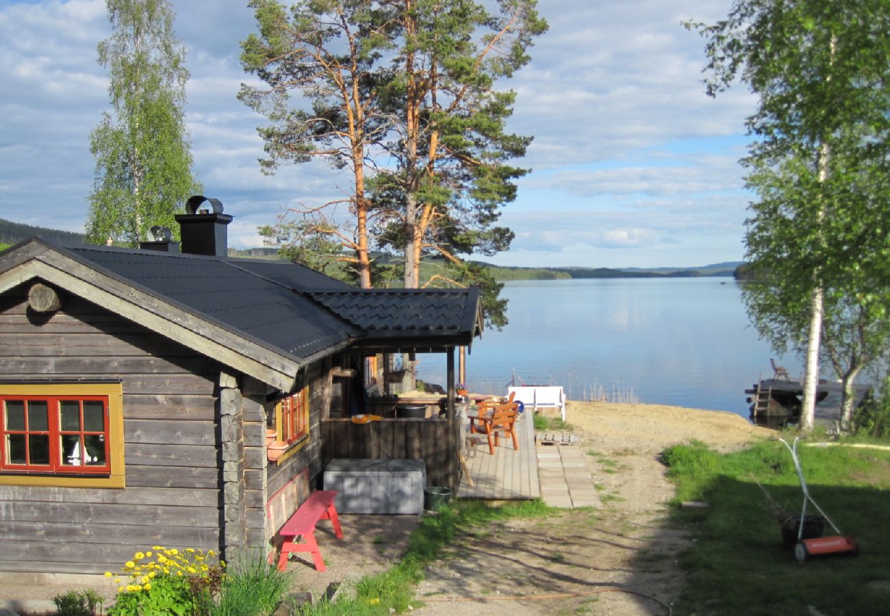 Stuga i Liden - Semesterhus direkt vid sjön med egen liten badplats