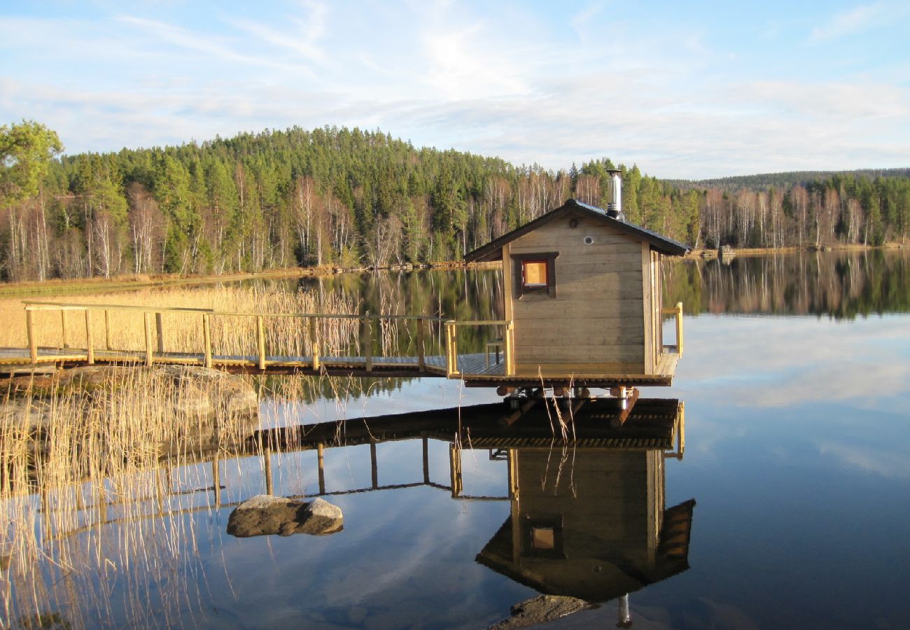 Stuga i Liden - Semesterhus direkt vid sjön med egen liten badplats