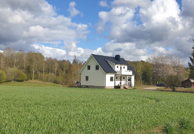 Stuga i Karl Gustav - Stort fritidshus med bastu mellan 4 sjöar