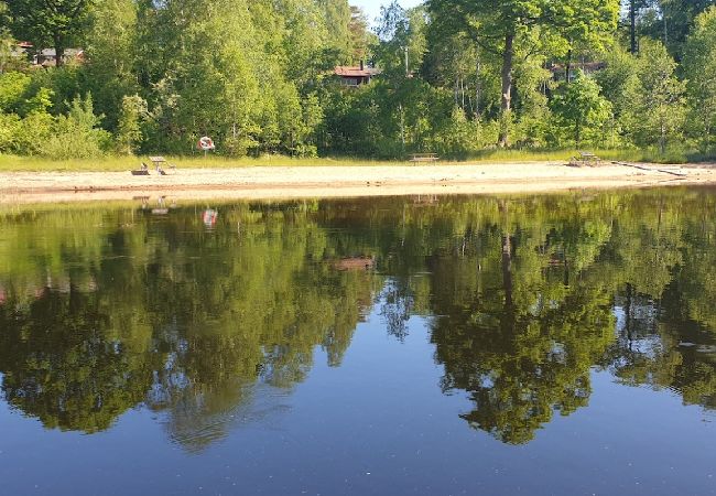 Stuga i Karl Gustav - Stort fritidshus med bastu mellan 4 sjöar