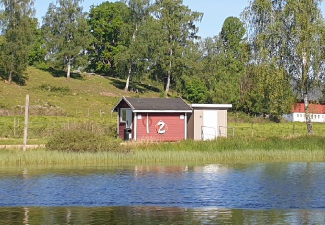Stuga i Karl Gustav - Stort fritidshus med bastu mellan 4 sjöar