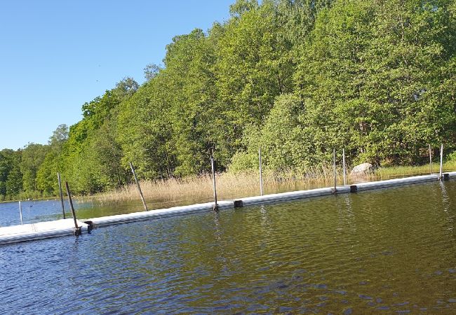 Stuga i Karl Gustav - Stort fritidshus med bastu mellan 4 sjöar