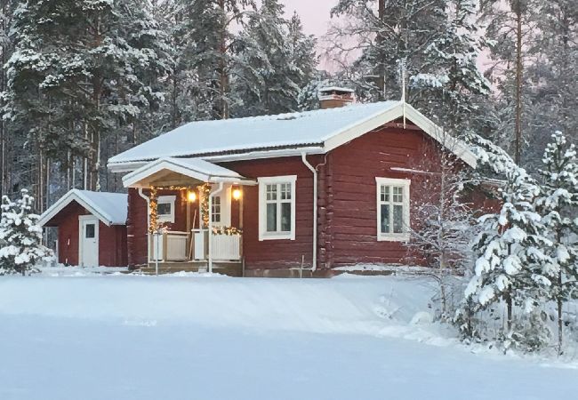 Stuga i Tavelsjö - Timrad bagarstuga med hög standard i ett pittoreskt läge