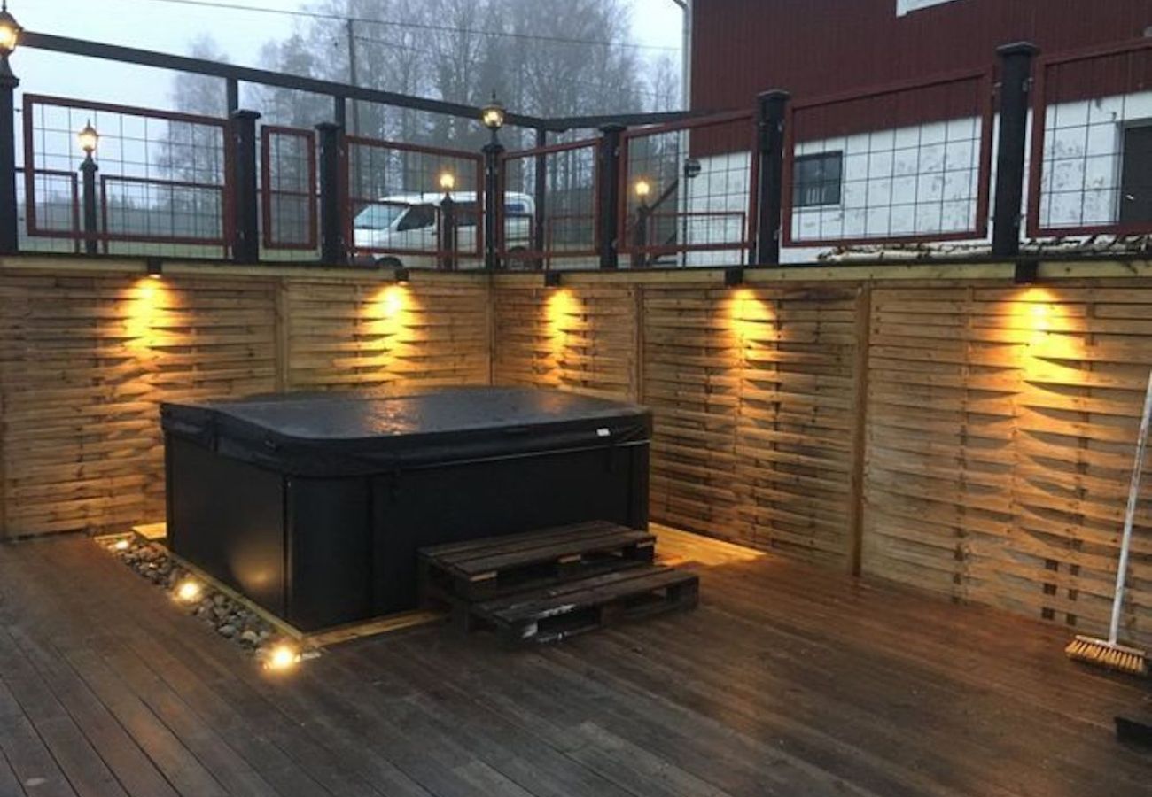 Stuga i Tavelsjö - Timrad bagarstuga med hög standard i ett pittoreskt läge