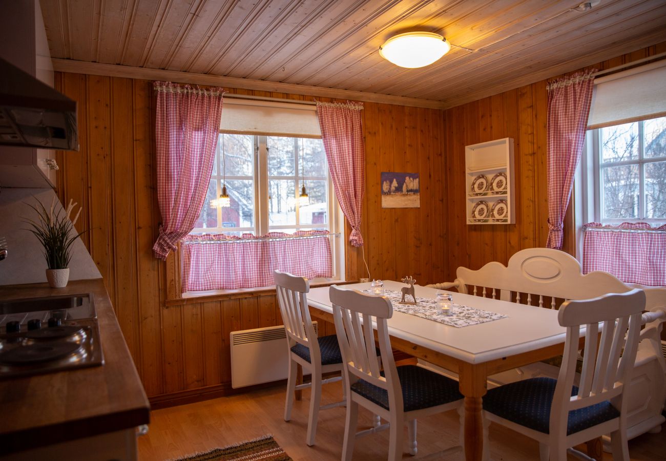 Stuga i Gargnäs - Timmerstuga i hjärtat av Lappland