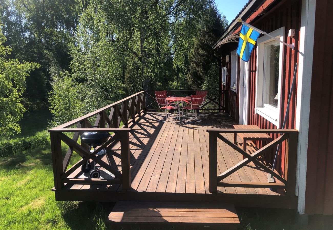 Stuga i Bengtsfors - Fin stuga vid sjön Lelång med båt