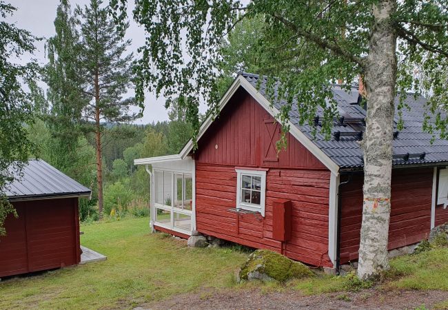 Stuga i Trehörningsjö - Härlig stuga vid sjö med egen brygga
