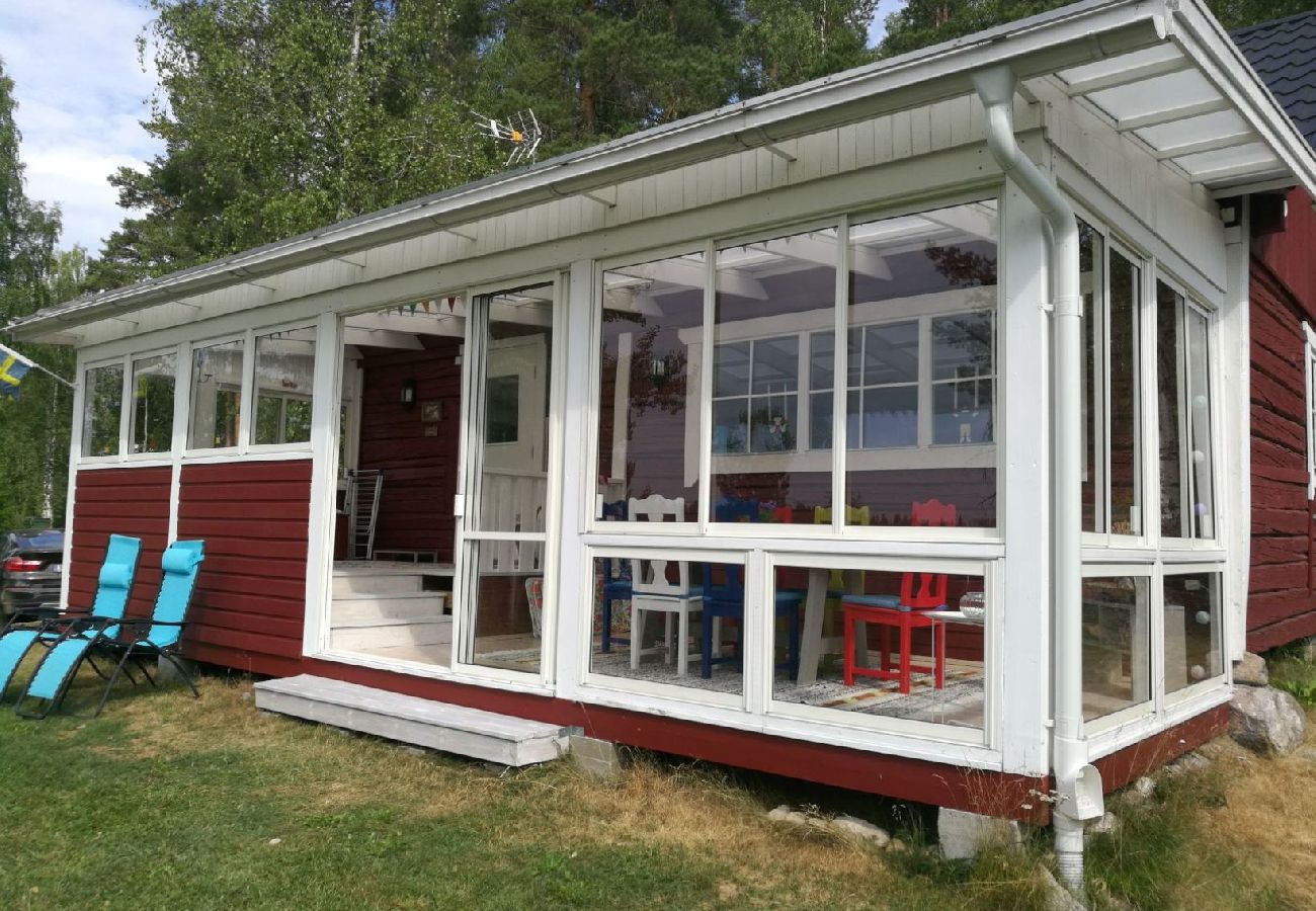 Stuga i Trehörningsjö - Härlig stuga vid sjö med egen brygga