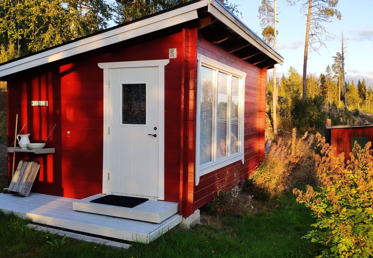 Stuga i Trehörningsjö - Härlig stuga vid sjö med egen brygga