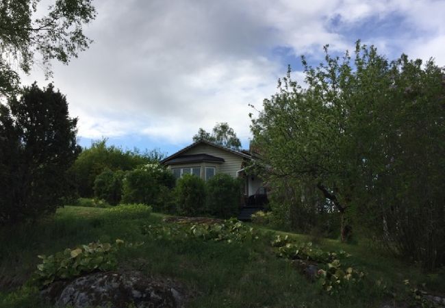 Stuga i Uppsala - Med fri utsikt över Hammarskog Stuga i Uppsala - Med fri utsikt över Hammarskog