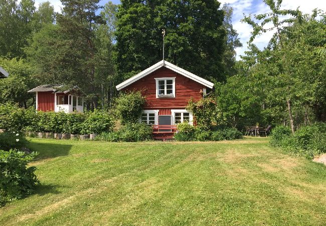 Stuga i Aspabruk - Stuga mitt i Trivedskogen mellan två sjöar Stuga i Aspabruk - Stuga mitt i Trivedskogen mellan två sjöar