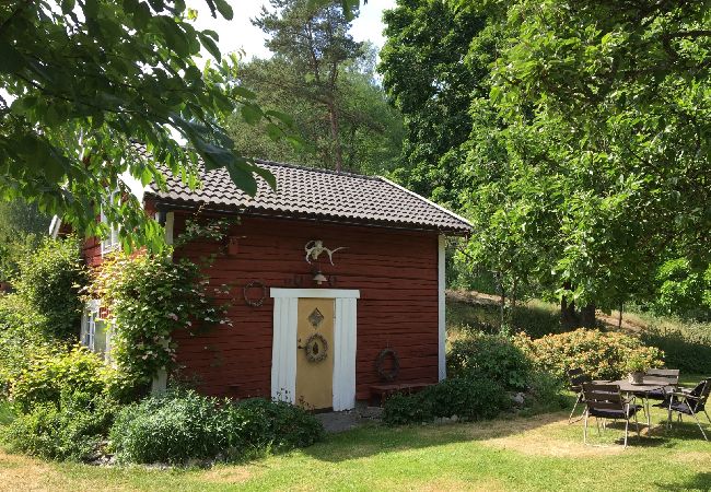 Stuga i Aspabruk - Stuga mitt i Trivedskogen mellan två sjöar Stuga i Aspabruk - Stuga mitt i Trivedskogen mellan två sjöar