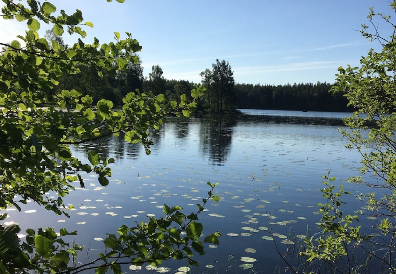 Stuga i Aspabruk - Stuga mitt i Trivedskogen mellan två sjöar