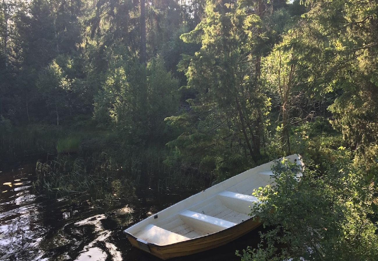 Stuga i Aspabruk - Stuga mitt i Trivedskogen mellan två sjöar