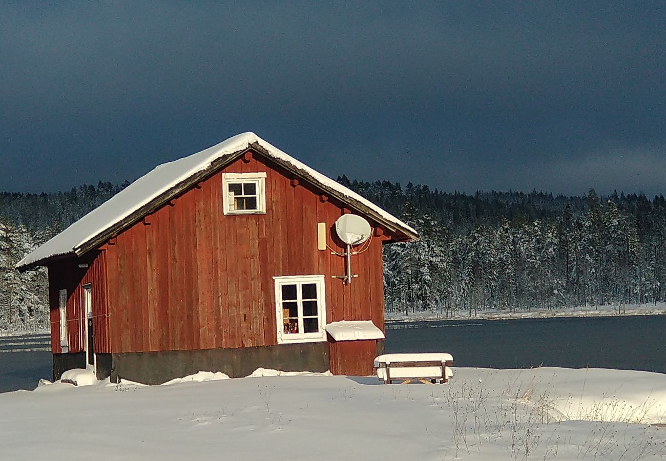 Stuga i Kopparberg - Semester i hjärtat av Bergslagen vid en liten sjö