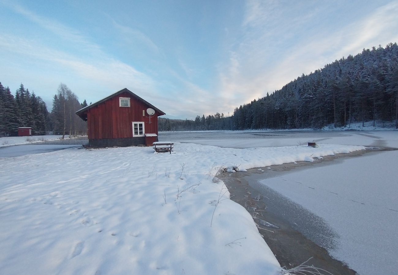 Stuga i Kopparberg - Semester i hjärtat av Bergslagen vid en liten sjö