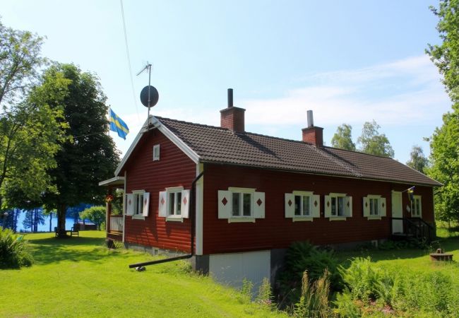 Stuga i Lekeryd - Underbart fritidshus på sjötomt i Småland