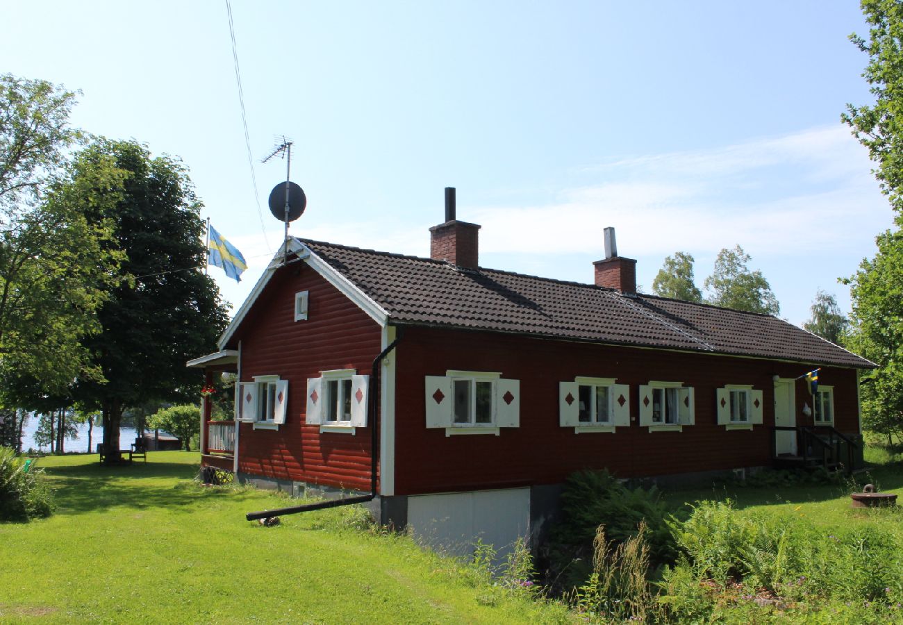 Stuga i Lekeryd - Underbart fritidshus på sjötomt i Småland