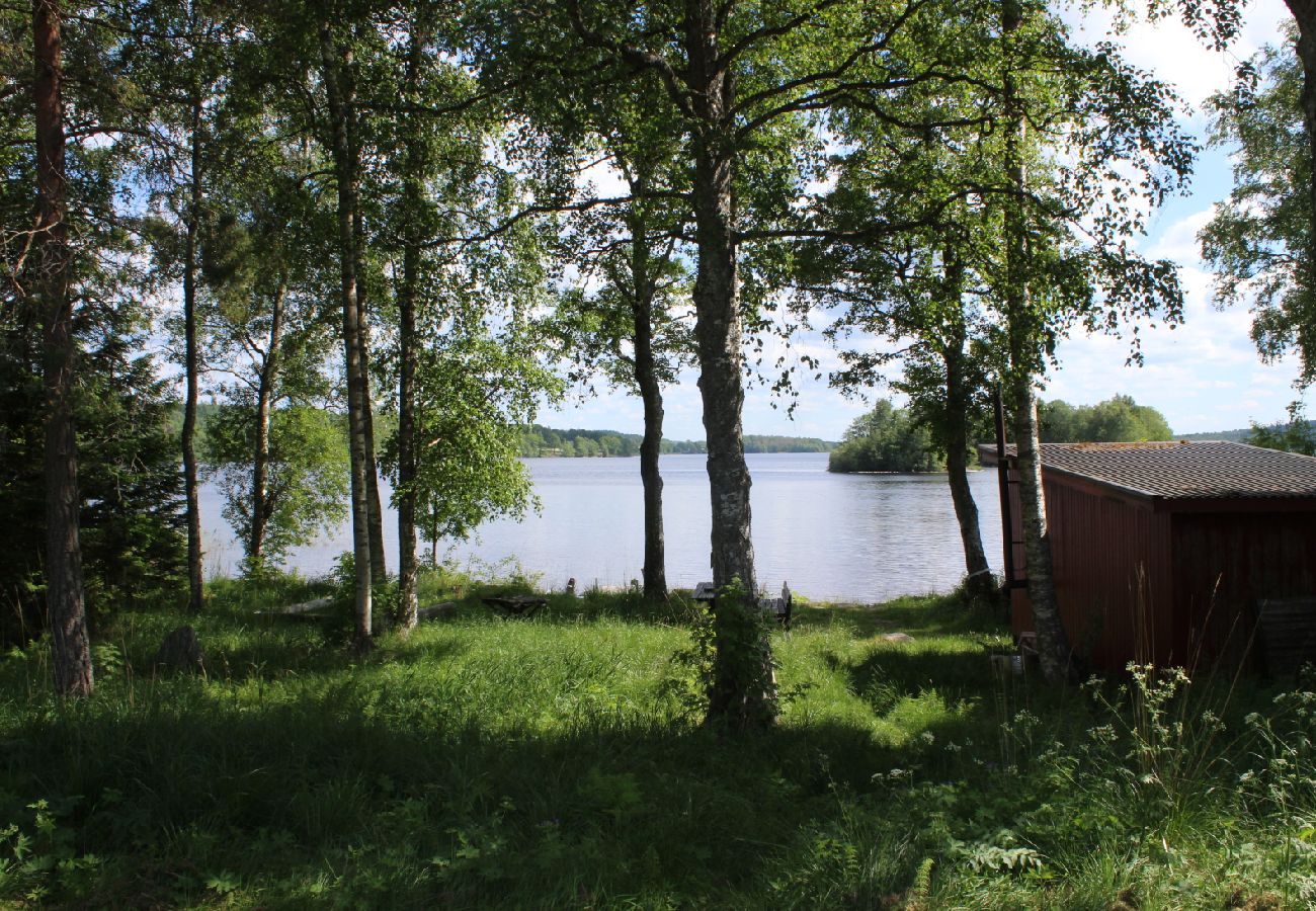Stuga i Lekeryd - Underbart fritidshus på sjötomt i Småland