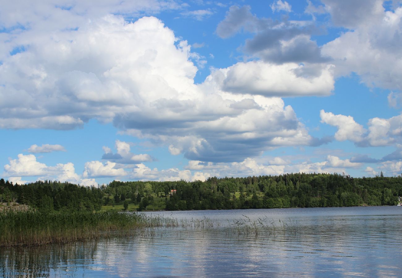 Stuga i Lekeryd - Underbart fritidshus på sjötomt i Småland