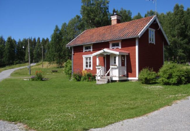 Stuga i Gällö - Fin stuga på lantgård med sjöutsikt!