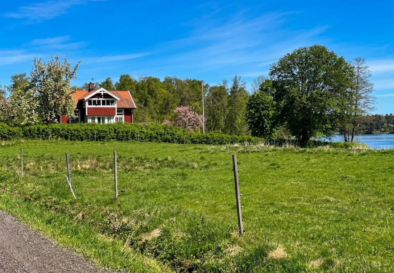 Stuga i Köpmannebro - Unikt fritidshus 40 meter från vattnet