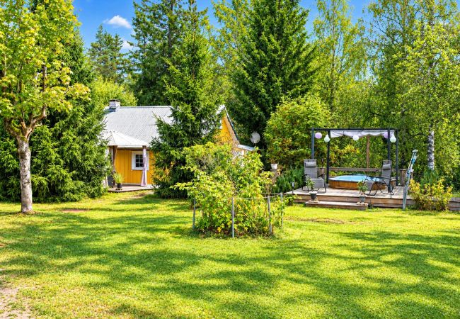 Stuga i Håcksvik - Semester i skogen vid floden med båt, kanot och badtunna