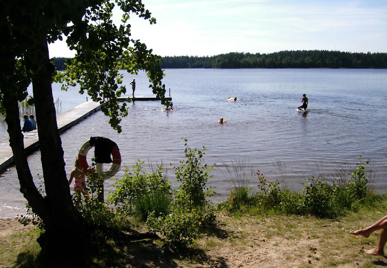 Stuga i Håcksvik - Semester i skogen vid floden med båt, kanot och badtunna